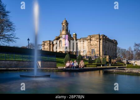 Cartwright Hall Art Gallery Exterior (großes historisches Gebäude) & 4 Personen sitzen am Moghul Wassergarten Brunnen - Lister Park, Bradford, England, Großbritannien Stockfoto