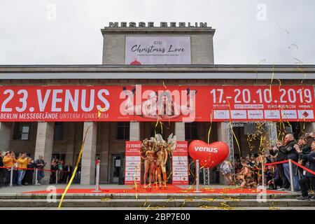 Pünktlich um 11 Uhr erschienen die Gesichter der 23. VENUS, Micaela SchÃ¤fer und Patricia Blanco, in goldenen Outfits vor dem Haupteingang der Messe Berlin. Stockfoto