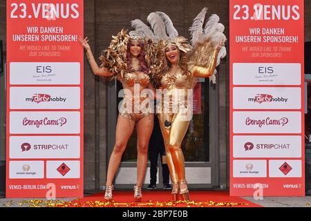 Pünktlich um 11 Uhr erschienen die Gesichter der 23. VENUS, Micaela SchÃ¤fer und Patricia Blanco, in goldenen Outfits vor dem Haupteingang der Messe Berlin. Stockfoto