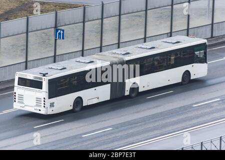 Doppelgelenkbus fährt auf der Autobahn in der Stadt Stockfoto