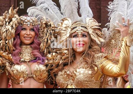 Pünktlich um 11 Uhr erschienen die Gesichter der 23. VENUS, Micaela SchÃ¤fer und Patricia Blanco, in goldenen Outfits vor dem Haupteingang der Messe Berlin. Stockfoto