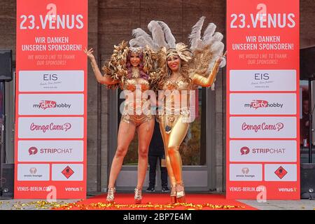 Pünktlich um 11 Uhr erschienen die Gesichter der 23. VENUS, Micaela SchÃ¤fer und Patricia Blanco, in goldenen Outfits vor dem Haupteingang der Messe Berlin. Stockfoto