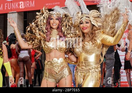 Pünktlich um 11 Uhr erschienen die Gesichter der 23. VENUS, Micaela SchÃ¤fer und Patricia Blanco, in goldenen Outfits vor dem Haupteingang der Messe Berlin. Stockfoto