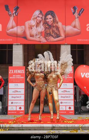 Pünktlich um 11 Uhr erschienen die Gesichter der 23. VENUS, Micaela SchÃ¤fer und Patricia Blanco, in goldenen Outfits vor dem Haupteingang der Messe Berlin. Stockfoto