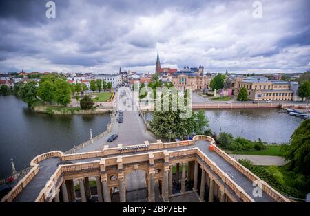 Schwerin, Deutschland. Mai 2020. Blick vom Schlossturm auf die Schweriner Innenstadt mit der Staatskanzlei (l-r), dem Dom, dem Staatstheater und dem Landesmuseum. Quelle: Jens Büttner/dpa-Zentralbild/ZB/dpa/Alamy Live News Stockfoto