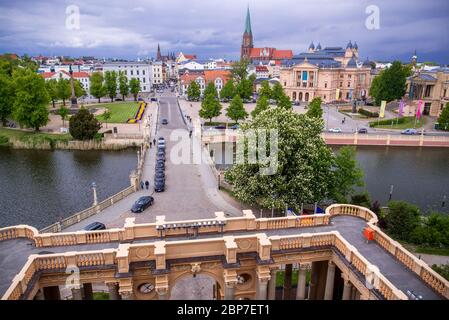 Schwerin, Deutschland. Mai 2020. Blick vom Schlossturm auf die Schweriner Innenstadt mit der Staatskanzlei (l-r), dem Dom, dem Staatstheater und dem Landesmuseum. Quelle: Jens Büttner/dpa-Zentralbild/ZB/dpa/Alamy Live News Stockfoto