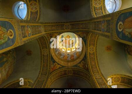 SHIPKA, BULGARIEN - 07. JULI 2019: Die Kuppel des Gedächtnistanklopfes der Geburt Christi (Shipka Gedächtniskirche oder Shipka Kloster). Das erste Denkmal der bulgarisch-russischen Freundschaft in Bulgarien. Stockfoto