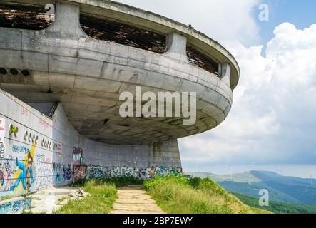 BUZLUDZHA, BULGARIEN - 07. JULI 2019: Das Denkmal der Bulgarischen Kommunistischen Partei auf dem Buzludzha-Gipfel des Balkangebirges. Im Moment wird das Denkmal geplündert und verlassen. Stockfoto