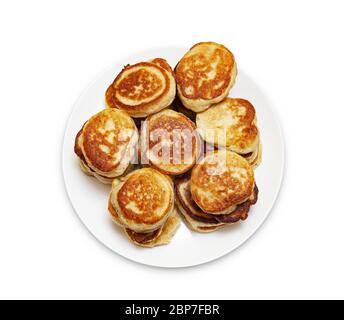 Ein Stapel frisch gebackener Pfannkuchen lag auf einem Teller isoliert auf weißem Hintergrund. Blick von oben. Mit Beschneidungspfad. Stockfoto