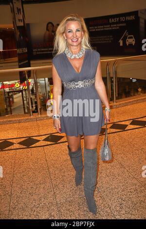 Claudia Wendler (Norberg), spätabends einkaufen in der AEZ, Hamburg, 25.10.2019 Stockfoto