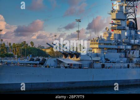 Waffen auf Schlachtschiff in der Dämmerung Stockfoto