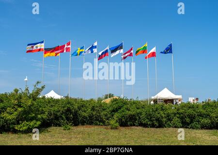 Warnemünde (Rostock), Deutschland - Juli 25, 2019: Nationale Flaggen verschiedener Länder am Wasser. Stockfoto