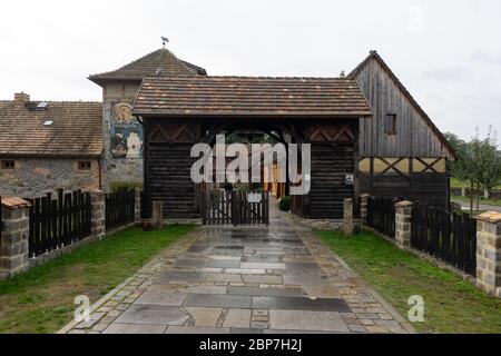 SCHWARZKOLLM, DEUTSCHLAND - 10. OKTOBER 2019: Wassermühle und Umgebung aus der Legende von Koselbruch Krabat-Mühle. Krabat ist eine Figur in der sorbischen Folklore. Stockfoto