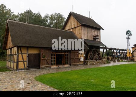 SCHWARZKOLLM, DEUTSCHLAND - 10. OKTOBER 2019: Wassermühle und Umgebung aus der Legende von Koselbruch Krabat-Mühle. Krabat ist eine Figur in der sorbischen Folklore. Stockfoto