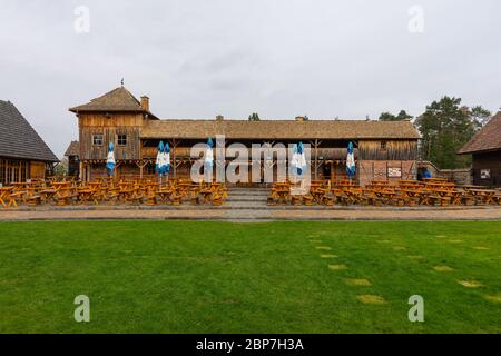 SCHWARZKOLLM, DEUTSCHLAND - 10. OKTOBER 2019: Wassermühle und Umgebung aus der Legende von Koselbruch Krabat-Mühle. Krabat ist eine Figur in der sorbischen Folklore. Stockfoto