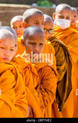 Kathmandu, Nepal - 27. Oktober 2018: Kleine buddhistische Mönche in Boudhanath Stupa Kathmandu während des Buddha Jayanti Festivals. Süße Kleine Mönche Stockfoto