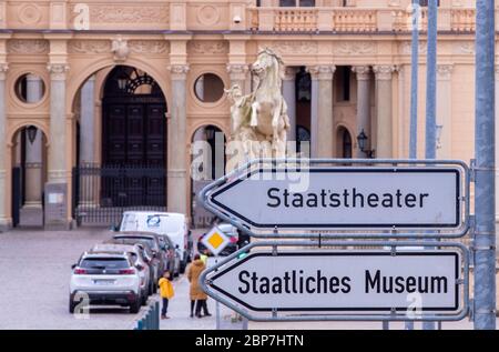 Schwerin, Deutschland. Mai 2020. Vor dem Schweriner Schloss befinden sich Wegweiser zum Staatstheater und zum Landesmuseum. Quelle: Jens Büttner/dpa-Zentralbild/ZB/dpa/Alamy Live News Stockfoto