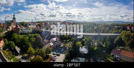 BAUTZEN, DEUTSCHLAND - 10. OKTOBER 2019: Panoramablick auf die Stadt (Wohnhaus, Brücke und Spree) aus der Höhe des alten Wasserwerks Turm. Streulicht. Stockfoto