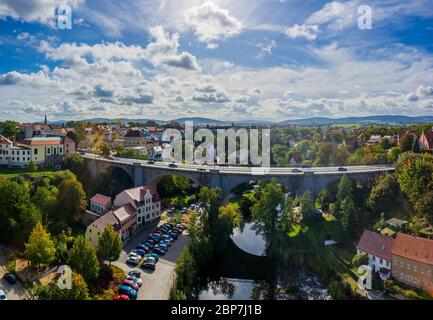 BAUTZEN, DEUTSCHLAND - 10. OKTOBER 2019: Panoramablick auf die Stadt (Wohnhaus, Brücke und Spree) aus der Höhe des alten Wasserwerks Turm. Streulicht. Stockfoto