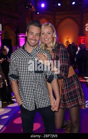 Miriam Hoeller mit Freund Nathan Nate Herbert, Ernstings Familie Fashion Dinner in der Kulturkirche, Hamburg,26.11.2019 Stockfoto