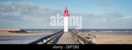 Panoramablick auf den Leuchtturm von Trouville und seinen Holzsteg, Normandie, Frankreich Stockfoto