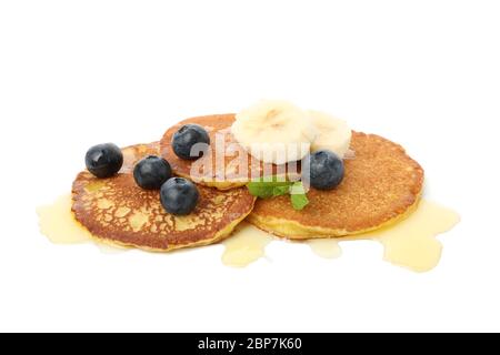 Leckere Pfannkuchen mit Honig und Obst auf weißem Hintergrund isoliert Stockfoto