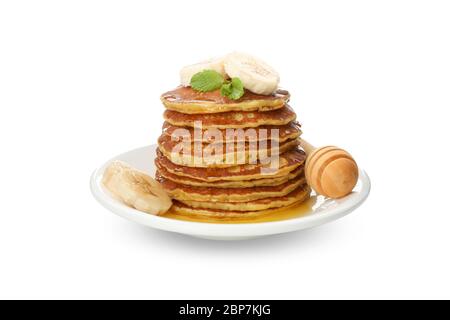 Leckere Pfannkuchen mit Banane und Honig isoliert auf weißem Hintergrund Stockfoto