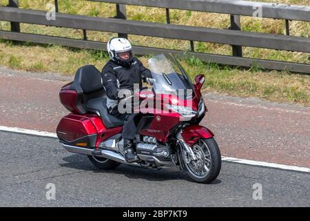 Red Honda Goldwing; Motorradfahrer; zwei Radtransporte, Motorräder, Fahrzeug, Straßen, Motorräder, Motorradfahrer fahren auf der Autobahn M6 Chorley, Großbritannien Stockfoto