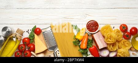 Zusammensetzung mit Pasta und Zutaten zum Kochen auf Holzhintergrund, Draufsicht Stockfoto