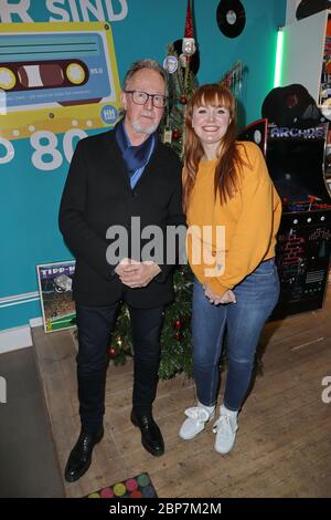 John Helliwell, Sabrina Ziegler, der Supertramp Saxofonist und Saenger John Helliwell zu Besuch im 80er Cafe bei Hamburg2, Hamburg, 02.12.2019 Stockfoto