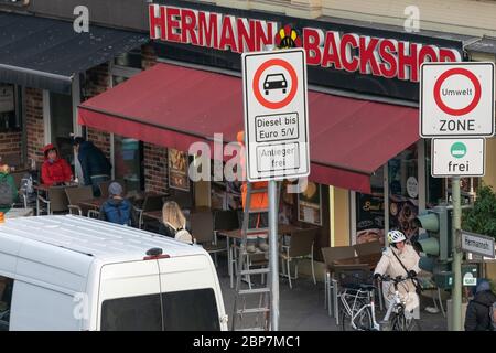 Die Schilder für das Diesel-Fahrverbot (Diesel-Pkw und Lkw bis einschließlich Euro 5-Abgasnorm ist die Passage verboten) in Berlin-NeukÃ¶lln an der HermannstraÃŸe Ecke SilbersteinstraÃŸe sind maßgefertigt und wurden nun angebaut. Stockfoto