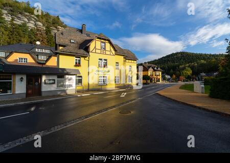 OYBIN, Deutschland - Oktober 10, 2019: Straßen einer kleinen Stadt an der Grenze zu Deutschland (Sachsen) mit der Tschechischen Republik. Stockfoto