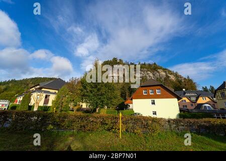 OYBIN, Deutschland - Oktober 10, 2019: Straßen einer kleinen Stadt an der Grenze zu Deutschland (Sachsen) mit der Tschechischen Republik. Stockfoto