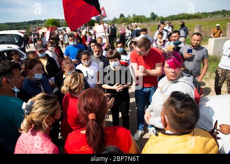 Bornheim, Deutschland. Mai 2020. Erntemaschinen von der Spargelfarm Ritter und Anhänger verschiedener Gruppen protestieren gegen Missbrauch, schlechte Bezahlung und die Bedingungen in der Unterkunft. Erntehelfer eines Spargelbauernhofs im Rhein-Sieg-Kreis protestieren seit letzter Woche und haben vorübergehend ihre Arbeit eingestellt. Kredit: Thomas Banneyer/dpa/Alamy Live News Stockfoto