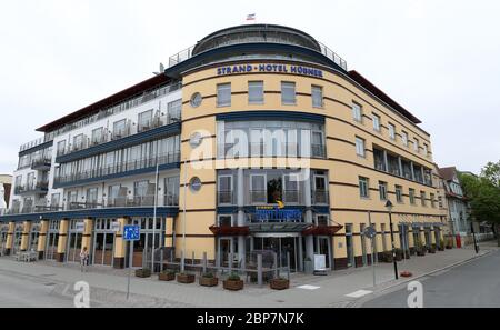 18. Mai 2020, Mecklenburg-Vorpommern, Warnemünde: Das Strand-Hotel Hübner ist nach wochenlanger Schließung aufgrund der Corona-Pandemie ab 18.05.2020 wieder für Gäste geöffnet - zunächst nur aus Mecklenburg-Vorpommern. Ab 25.05.2020 stehen die Hotels und Pensionen dann Gästen aus ganz Deutschland offen. Foto: Bernd Wüstneck/dpa-Zentralbild/dpa Quelle: dpa picture Alliance/Alamy Live News Stockfoto