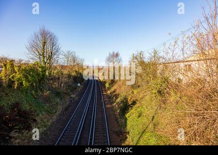 Ein Winterblick auf die Bahnlinie von West Malling, die in Richtung London, Kent, Großbritannien, führt Stockfoto