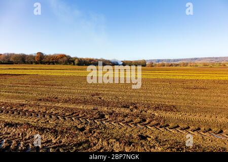 Blick auf frisch gepflügte Felder in der Nähe von Offham, Kent, Großbritannien BLICK auf die fernen, nebligen Nordabstiege Stockfoto