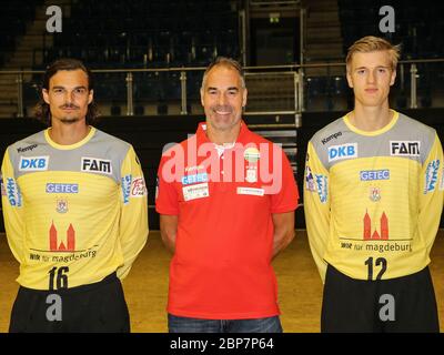 der schwedische Handball-Torwarttrainer Tomas Svensson mit Torwart Jannick Green und Tobias Thulin , SC Magdeburg, Liqui Moly HBL, Handball-Bundesliga Saison 2019-20 Stockfoto