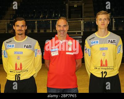 der schwedische Handball-Torwarttrainer Tomas Svensson mit Torwart Jannick Green und Tobias Thulin , SC Magdeburg, Liqui Moly HBL, Handball-Bundesliga Saison 2019-20 Stockfoto