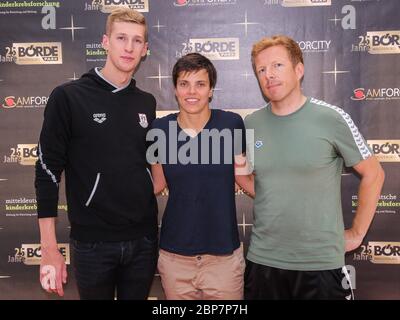 Der Deutsche Schwimmer Florian Wellbrock und die deutsche Schwimmerin Franziska Hentke und Trainer Bernd Beckhahn ( SC Magdeburg , DSV ) in der Aktion "Bilder der Hoffnung" in Magdeburg Stockfoto