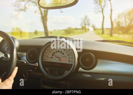 Nahaufnahme des Tachos. Modernes Fahrzeuginnenraum. Verkehr Stockfoto