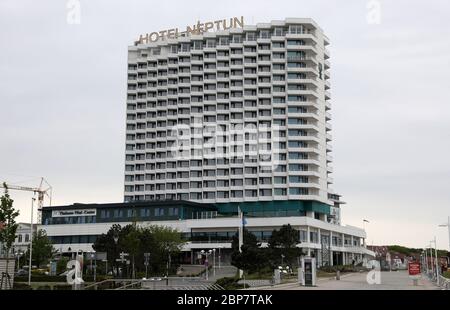 18. Mai 2020, Mecklenburg-Vorpommern, Warnemünde: Das Hotel Neptune. Die ersten Hotels und Pensionen in Mecklenburg-Vorpommern werden nach wochenlanger Schließung aufgrund der Koronapandemie ab 18.05.2020 wieder für Gäste geöffnet - zunächst nur aus Mecklenburg-Vorpommern. Ab 25.05.2020 sind die Hotels und Pensionen dann für Gäste aus ganz Deutschland geöffnet. Foto: Bernd Wüstneck/dpa-Zentralbild/dpa Quelle: dpa picture Alliance/Alamy Live News Stockfoto