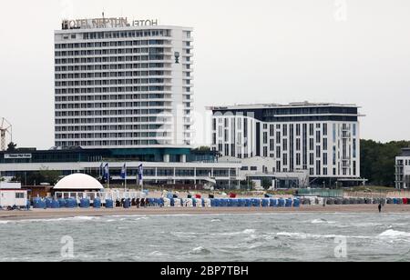 18. Mai 2020, Mecklenburg-Vorpommern, Warnemünde: Das Hotel Neptun (l) und das a-ja Resort (r) liegen direkt am Strand. Die ersten Hotels und Pensionen in Mecklenburg-Vorpommern werden nach wochenlanger Schließung aufgrund der Koronapandemie ab 18.05.2020 wieder für Gäste geöffnet - zunächst nur aus Mecklenburg-Vorpommern. Ab 25.05.2020 sind die Hotels und Pensionen dann für Gäste aus ganz Deutschland geöffnet. Foto: Bernd Wüstneck/dpa-Zentralbild/dpa Quelle: dpa picture Alliance/Alamy Live News Stockfoto