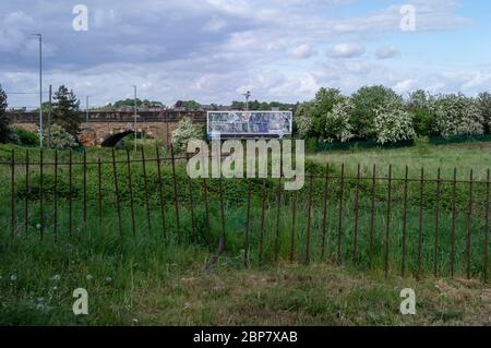 Ripped Poster in Churwell, Leeds. West Yorkshire während der Coronavirus-Pandemie. 12. Mai 2020/ Credit: © Garry Clarkson/BMT Stockfoto