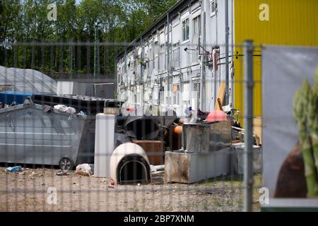 Bornheim, Deutschland. Mai 2020. Müll und Müll häufen sich vor der Unterkunft für Erntehelfer auf der Spargelfarm Ritter. Seit vergangener Woche protestieren Erntearbeiter auf einem Spargelhof im Rhein-Sieg-Kreis gegen Missbrauch, schlechte Bezahlung und die Bedingungen in ihrer Unterkunft und haben vorübergehend ihre Arbeit eingestellt. Kredit: Thomas Banneyer/dpa/Alamy Live News Stockfoto