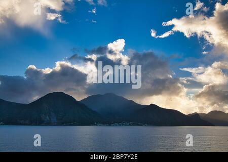 Am frühen Morgen dramatischer Sonnenaufgang mit Himmel und Wolken über Hügeln an der Westküste von St. Lucia, der Karibik, Westindien Stockfoto