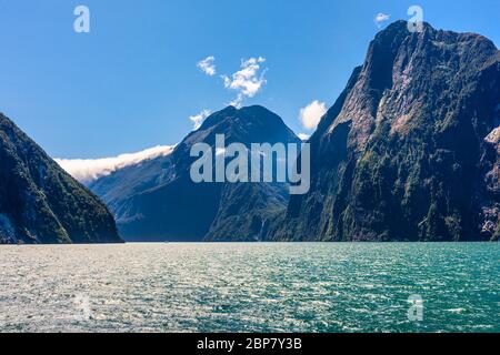 Wasserfall in Milford Sound's Fjord Land in der Südinsel von Neuseeland. Stockfoto