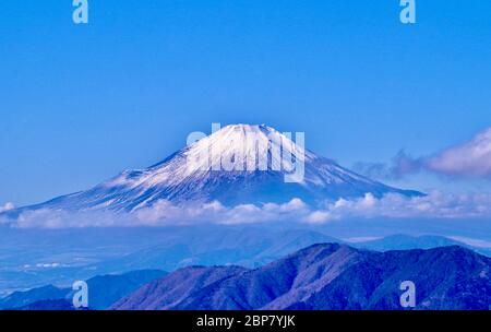 Blick auf Mt. Fuji wie gesehen, wenn man vom Gipfel des Mt. Tonodake etwa 40.88 km (25.40 mi) entfernt. Stockfoto