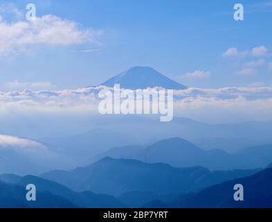 Silhouette des östlichen Abhangs des Mt. Fuji mit zahlreichen Graten der Tanzawa-Bergkette, die sich im Vordergrund kreuzweisen, vom Gipfel aus gesehen Stockfoto