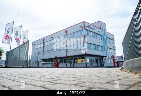 18. Mai 2020, Nordrhein-Westfalen, Hückelhoven-Hilfarth: Ein Mitarbeiter schließt das Tor am Paketzustellort von DPD. Der Paketzusteller DPD hat seinen Standort in Hückelhoven im Kreis Heinsberg mit 400 Mitarbeitern aufgrund eines Corona-Ausbruchs vorübergehend geschlossen. Foto: Jonas Güttler/dpa Stockfoto